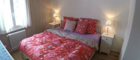 3 bedrooms, travel cot, free WiFi, bed sheets