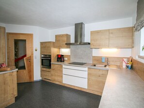 Ovn, oppvaskmaskin, brødrister og fryser