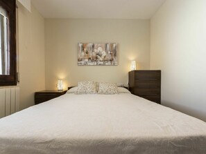 2 bedrooms, iron/ironing board, free WiFi