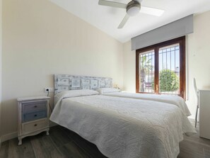 2 bedrooms, iron/ironing board, free WiFi