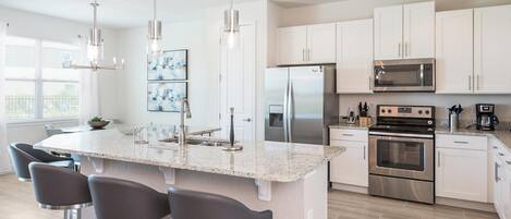 雪櫃、微波爐、焗爐、爐具