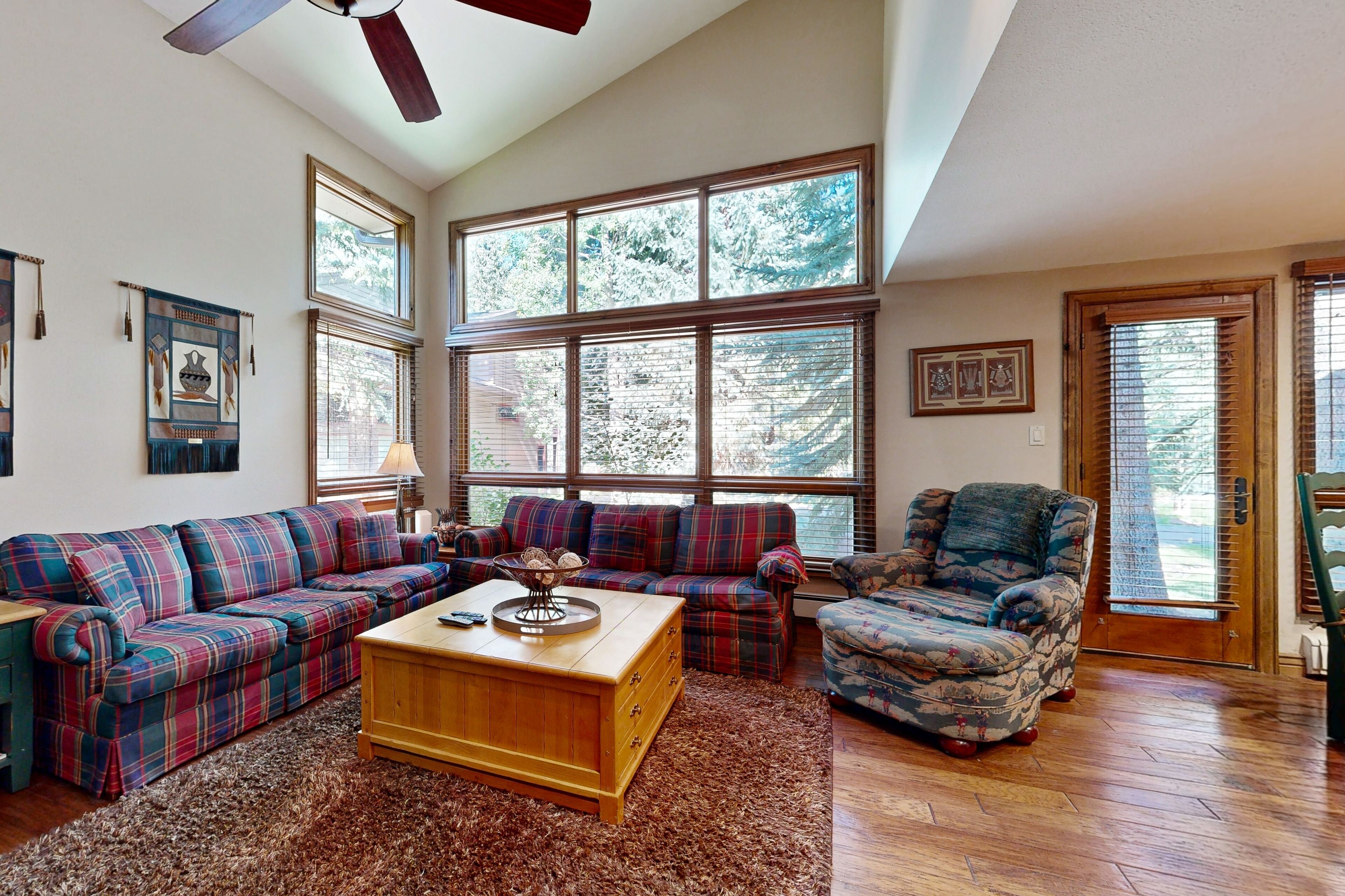 Renovated Townhome w/ Gas Fireplace, WiFi & Mountain Views - Steps to Shuttle