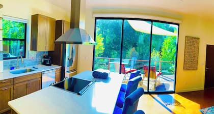 Modern Tranquil River Home w/Hot Tub