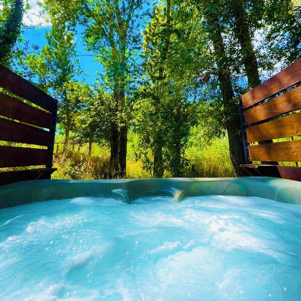 Outdoor spa tub
