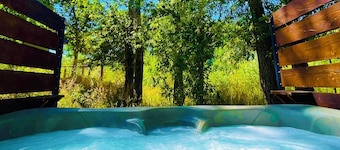Modern Tranquil River Home w/Hot Tub