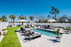 A heated pool -  Sleeps 15 lux Vacation Backyard paradise. 3 min to Beach heated pool (Panama City Beach)
