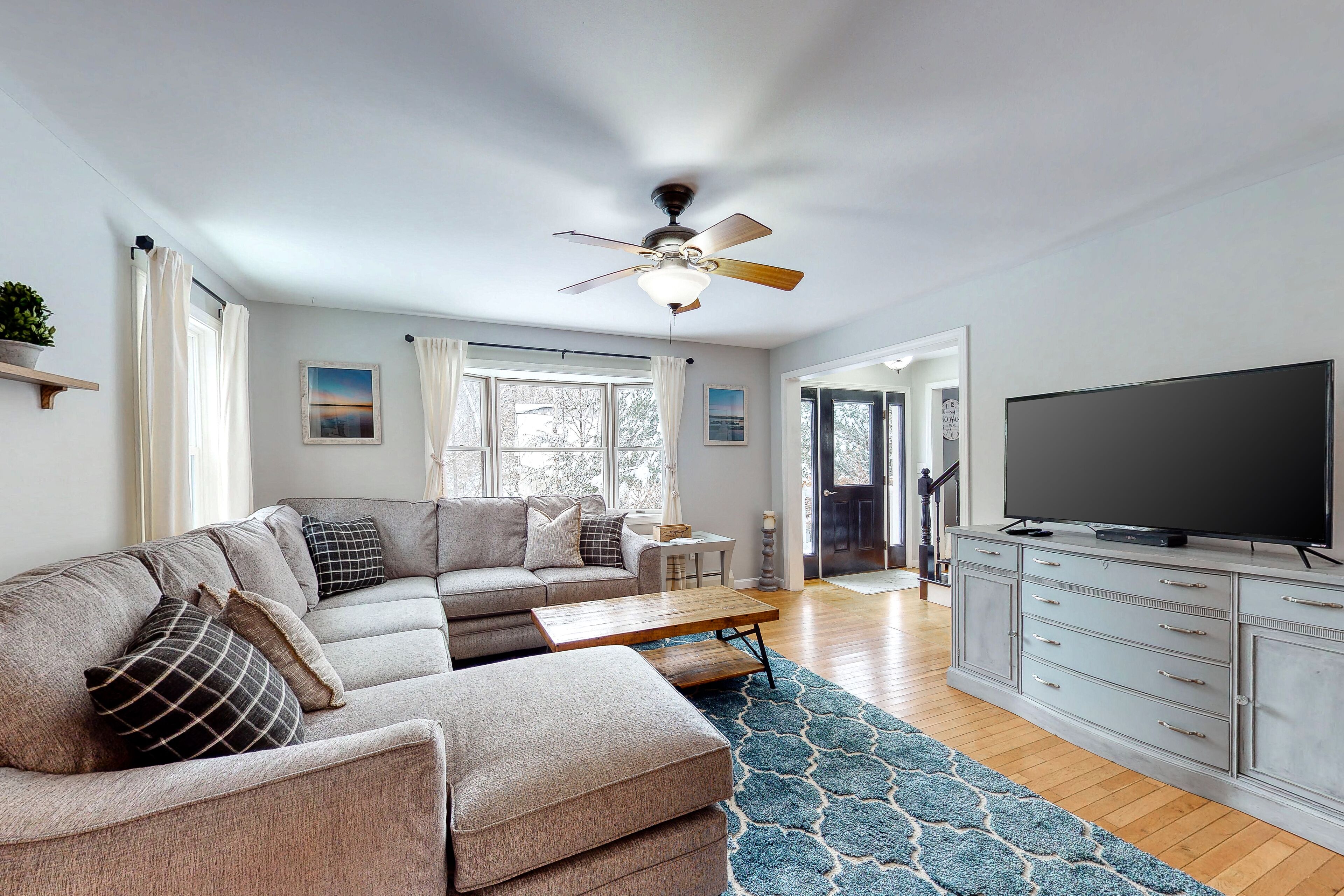 Gorgeous home w/private hot tub, wood stove, firepit - near lake, skiing, hiking
