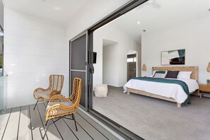 2 habitaciones, escritorio y tabla de planchar con plancha 