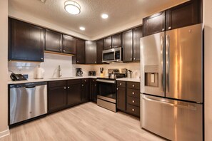 冷蔵庫、電子レンジ、オーブン、コンロ