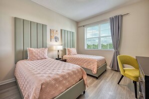 4 bedrooms, iron/ironing board, travel cot, WiFi - VCR1-303 Third Floor - Epic Universe & Conventions (Orlando)