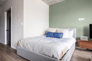 Een strijkplank/strijkijzer, wifi, beddengoed