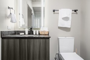 Een haardroger, handdoeken