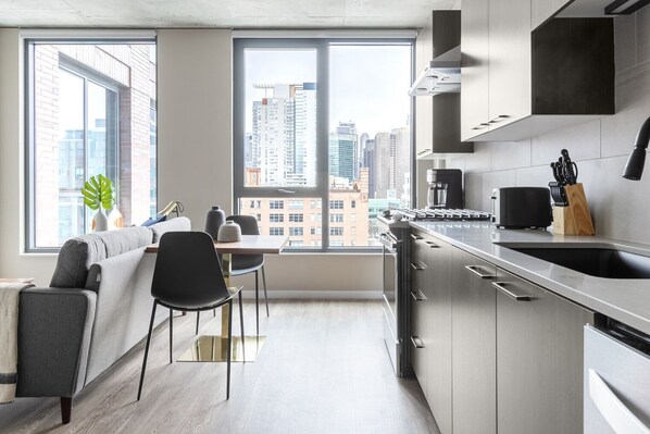 Fridge, microwave, oven, stovetop - Cozy West Loop Studio w/ Pool, Gym, nr. Restaurant Row, by Blueground (Chicago)