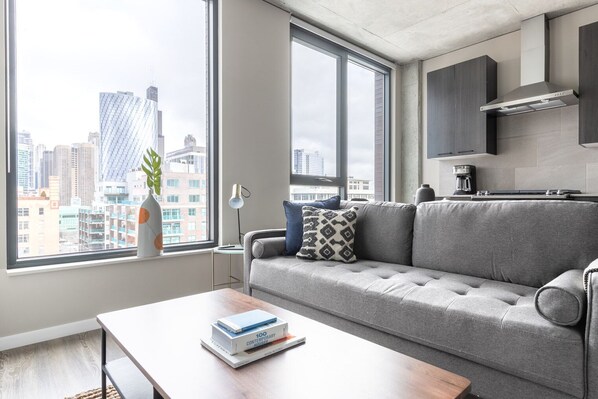 Een televisie en een stereo