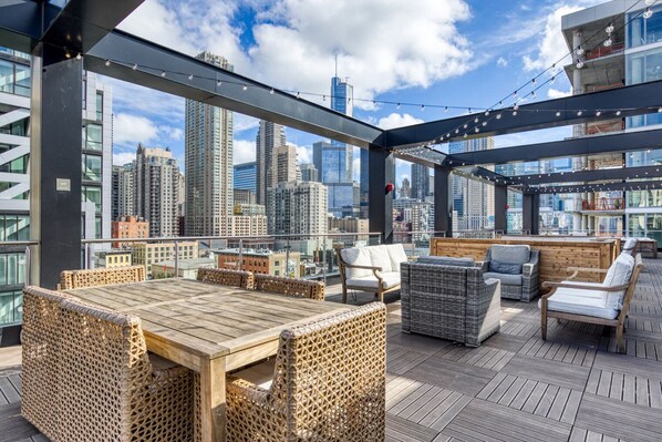 Outdoor dining - Generous River North 1BR w/ Gym, Rooftop walk to L and Parks, by Blueground (Chicago)