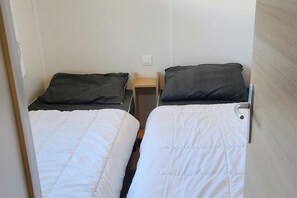 3 makuuhuonetta, silitysrauta/-lauta