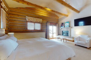 4 bedrooms, iron/ironing board, Internet, bed sheets