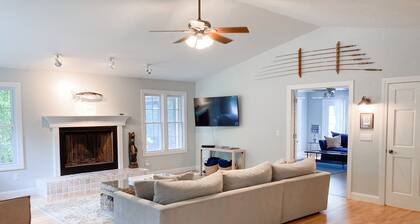 Well-kept home with private outdoor pool, free WiFi, and pool table