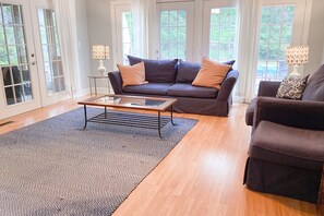 Een televisie, een open haard en een dvd-speler