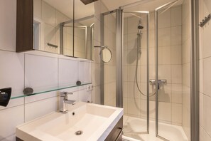 Dusche, Haartrockner, Handtücher