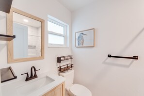 Combined shower/bathtub, hair dryer, towels, toilet paper