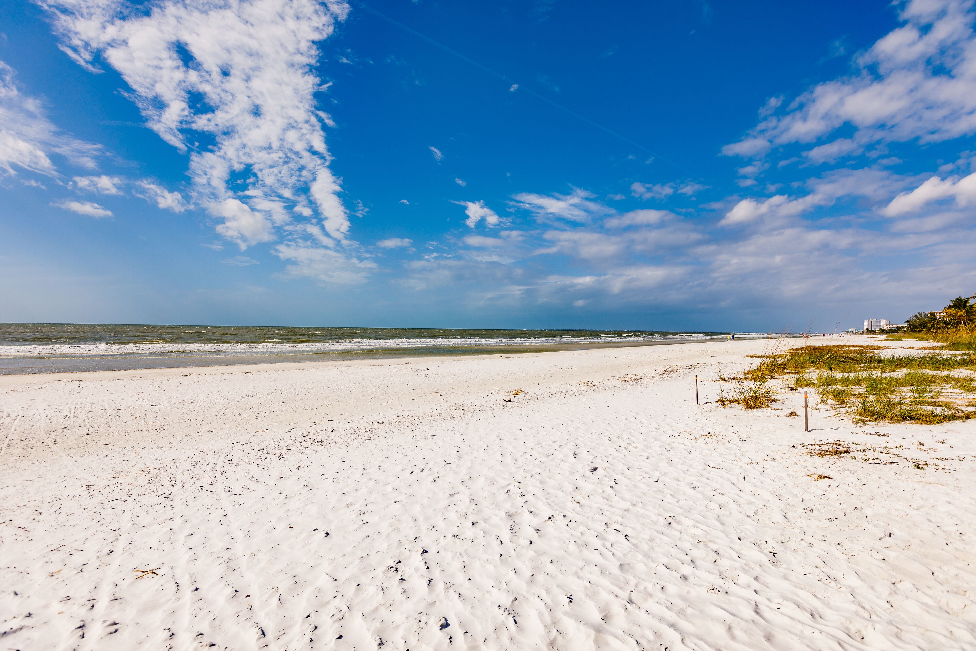 Nær stranden, solsenger og strandhåndklær