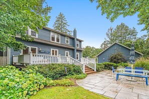 Outdoor dining - Stylish & Well-Equipped Home with Private Outdoor Pool, WiFi, Deck, Gas Grill (Lakeside)