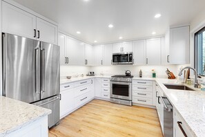 Réfrigérateur, micro-ondes, four, plaque de cuisson