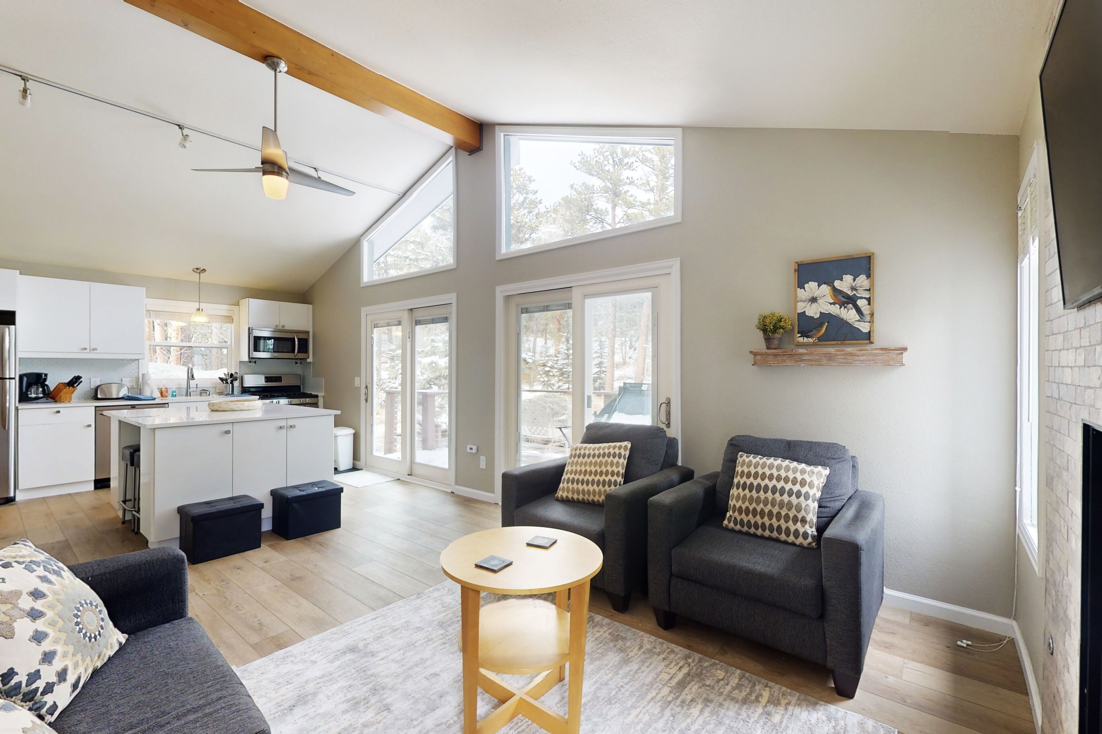 Lovely & renovated Fall River cabin near Estes Park activities with deck