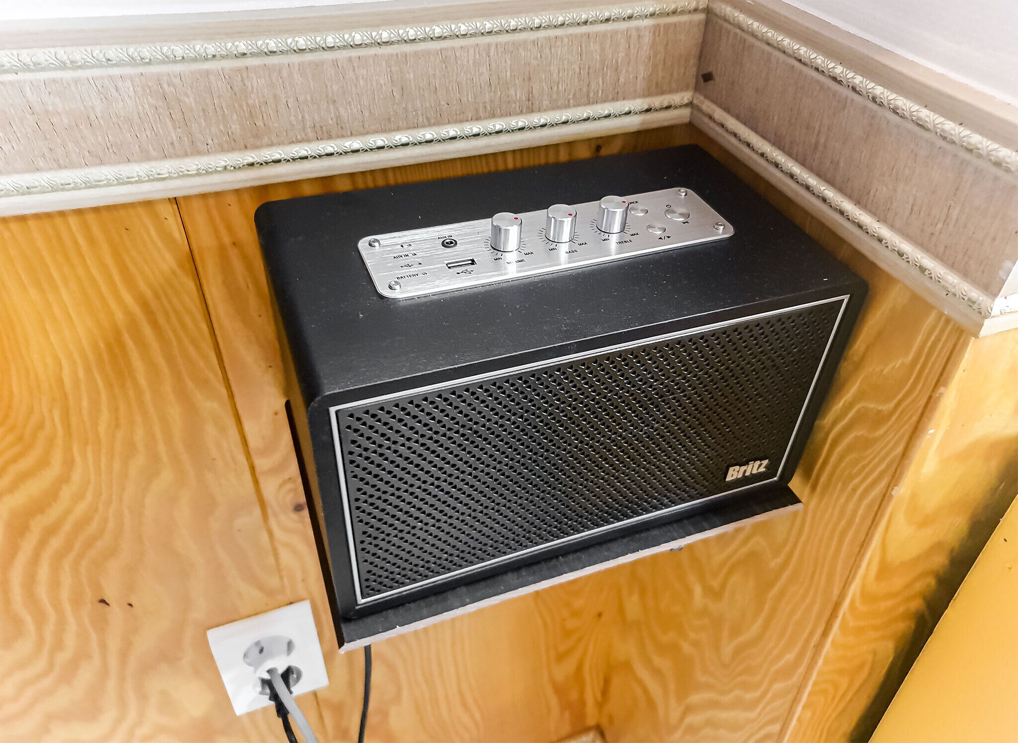 65-inch smart tv with cable channels, tv, netflix