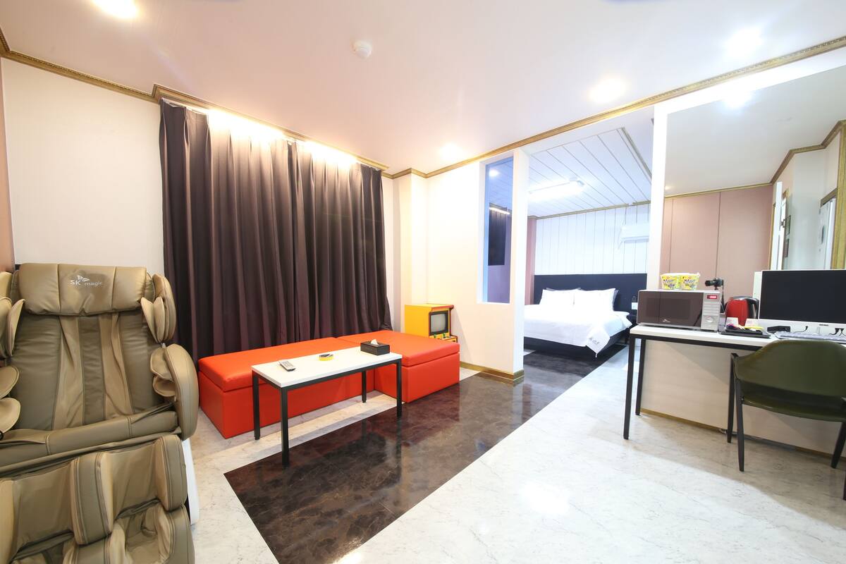 premium bedding, down duvets, memory-foam beds, free minibar items