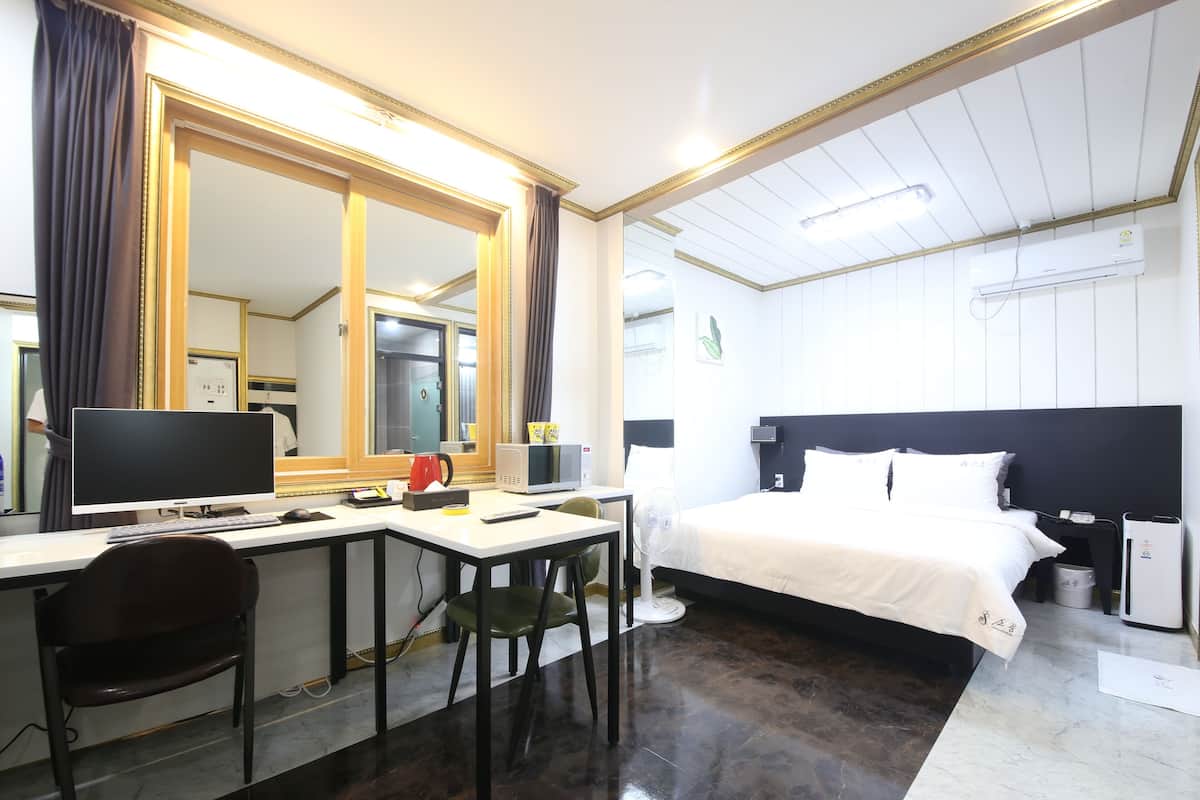 premium bedding, down duvets, memory-foam beds, free minibar items