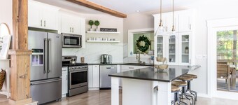 Dog-friendly house with private heated outdoor pool, hot tub & Ping-Pong