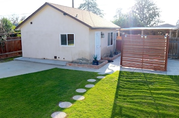 Private, quiet and large guesthouse with patio, in a lovely neighborhood