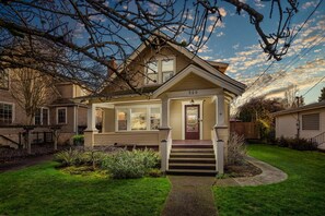 Une maison à deux étages avec un porche à l’avant, un numéro « 520 » bien visible sur la façade et une pelouse bien entretenue.