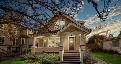 Incredible Retreat in the Heart of McMinnville, Huge Kitchen, Deck, BBQ, Walk to Wine, Food, & More