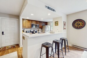 Frigorifero, microonde, forno, piano cottura