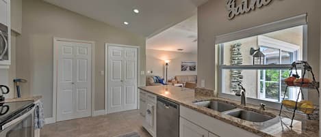 Kühlschrank, Mikrowelle, Herdplatte, Geschirrspüler