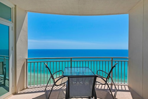 Aqua Oceanfront Oasis - Walk to Pier Park, Spacious for 5!