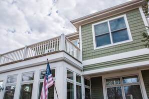 Exterior detail - Beautiful 2-Story Home Near Beach with Firepit, WiFi, Central AC - Dogs OK (Union Pier)