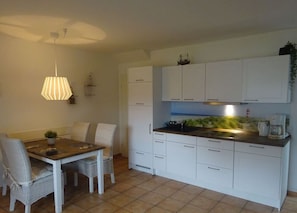 Fridge, microwave, stovetop, dishwasher - Vacation at Cape Arkona - sun, beach, sand, wind and what more could you want! (Putgarten)