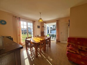 Interior - Seaside House, 3 Bedrooms, Sleeps 6, Wi-Fi, Garden, 100m to Beach and Shops (Saint-Hilaire-de-Riez)