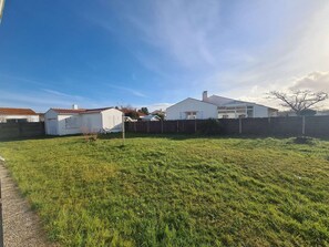 Property grounds - Seaside House, 3 Bedrooms, Sleeps 6, Wi-Fi, Garden, 100m to Beach and Shops (Saint-Hilaire-de-Riez)