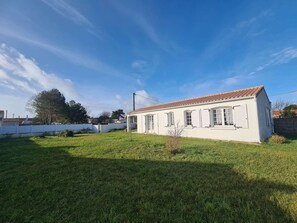 Exterior - Seaside House, 3 Bedrooms, Sleeps 6, Wi-Fi, Garden, 100m to Beach and Shops (Saint-Hilaire-de-Riez)