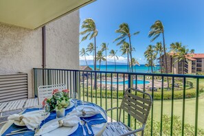 Outdoor dining - Great location, ocean views, and tropical decor (Lahaina)