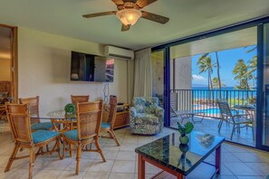 Dining - Great location, ocean views, and tropical decor (Lahaina)