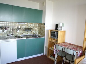 Fridge, microwave