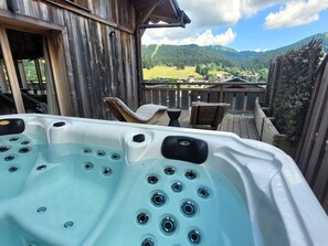Outdoor spa tub - 5* Chalet in Les Gets: Luxury, jacuzzi, sauna, pets allowed (Les Gets)