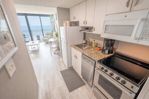 Fridge, microwave, oven, stovetop - New High Floor Private Balcony Oceanfront with Pools (North Myrtle Beach)