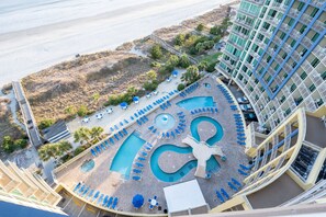 Innendørsbasseng og et oppvarmet basseng